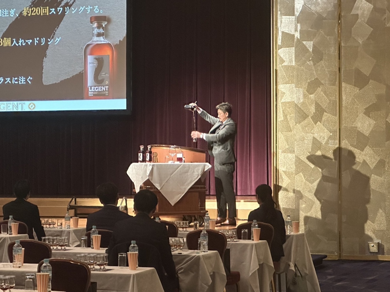 「LEGENT（リージェント）」のバーテンダー向けセミナーで登壇し、カクテルレシピを披露する吉田さん。