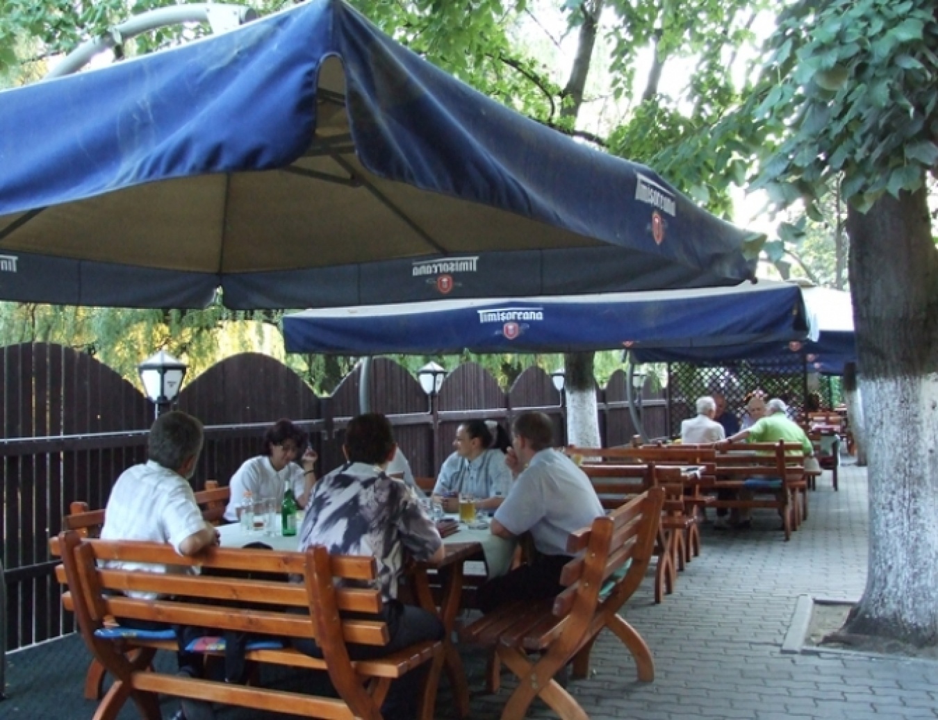 戸外で飲むのが大好きなルーマニア人の会食に欠かせないお酒、それが「ツイカ」。
