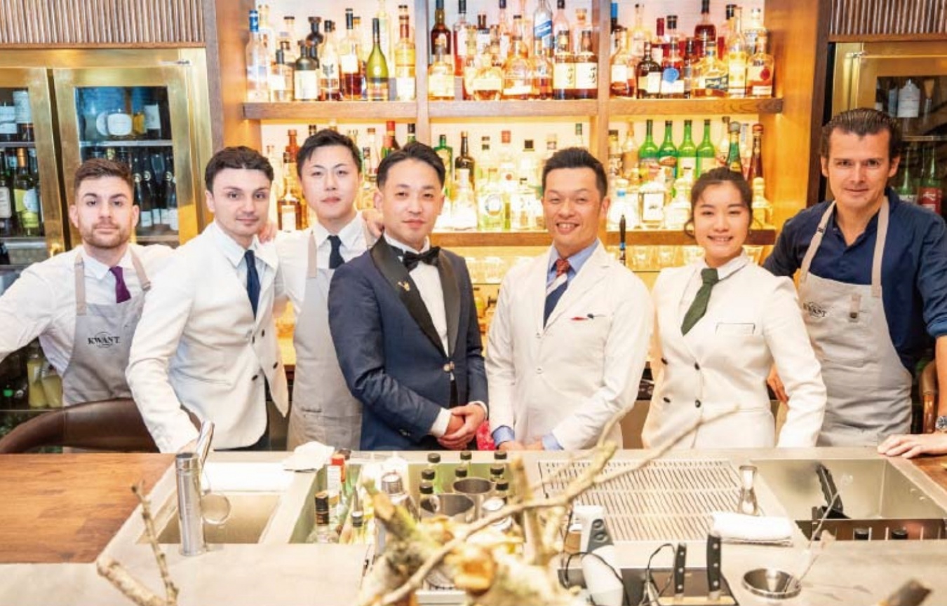 2024年アワード受賞者の森崎和哉さん（右から3番目）は、ロンドンの「Kwãnt Mayfair」にてゲストシフト。