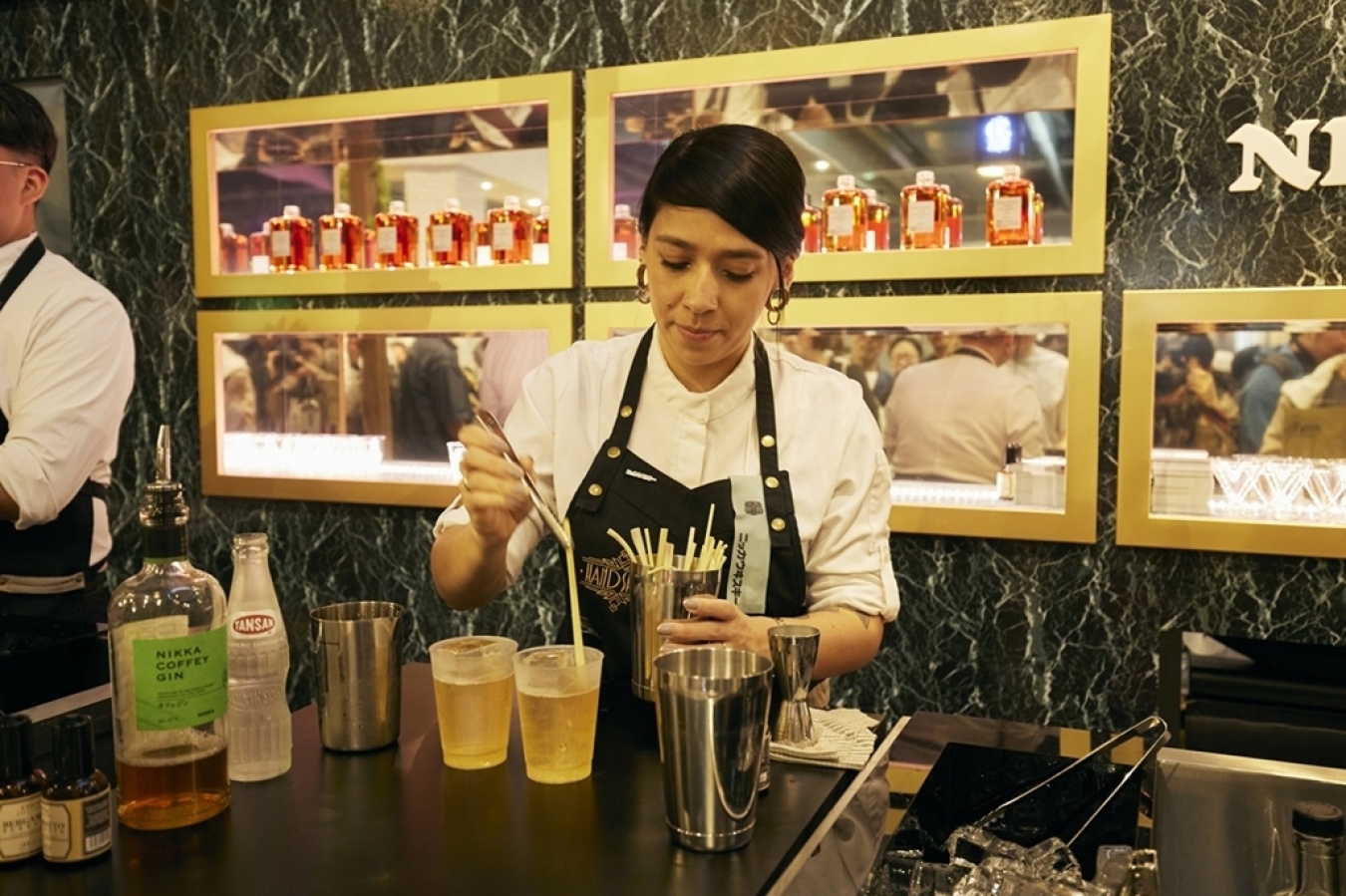 個人的にニッカ カフェジンがお気に入りというキャンディさん。ニッカ カフェジンがベースの「Earl Grey」をメイキング！
