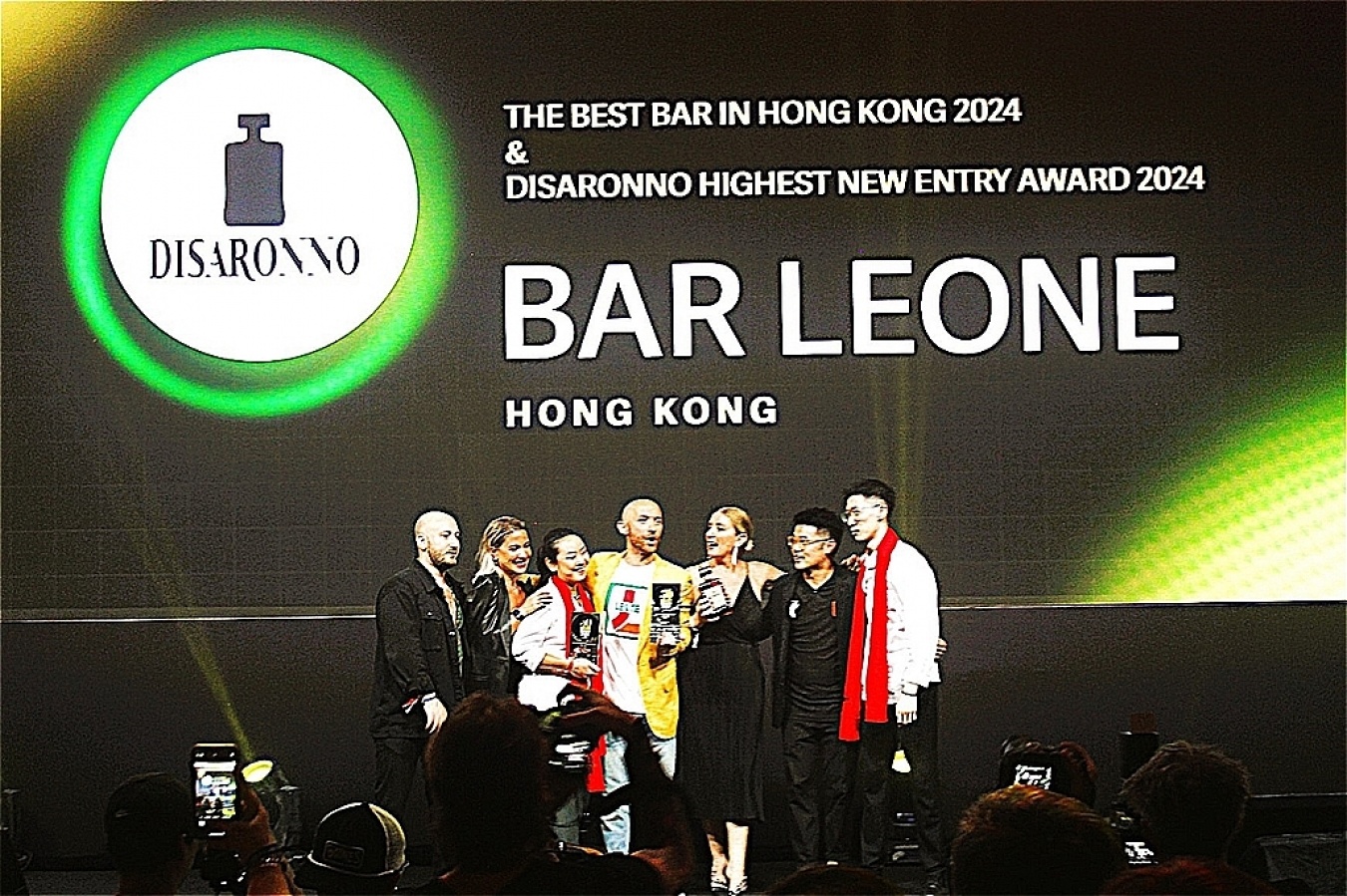 壇上で喜ぶ「Bar Leone」チームの面々と、「ディサローノ」グローバルアドボカシーマネージャーのSimona Biancoさん。