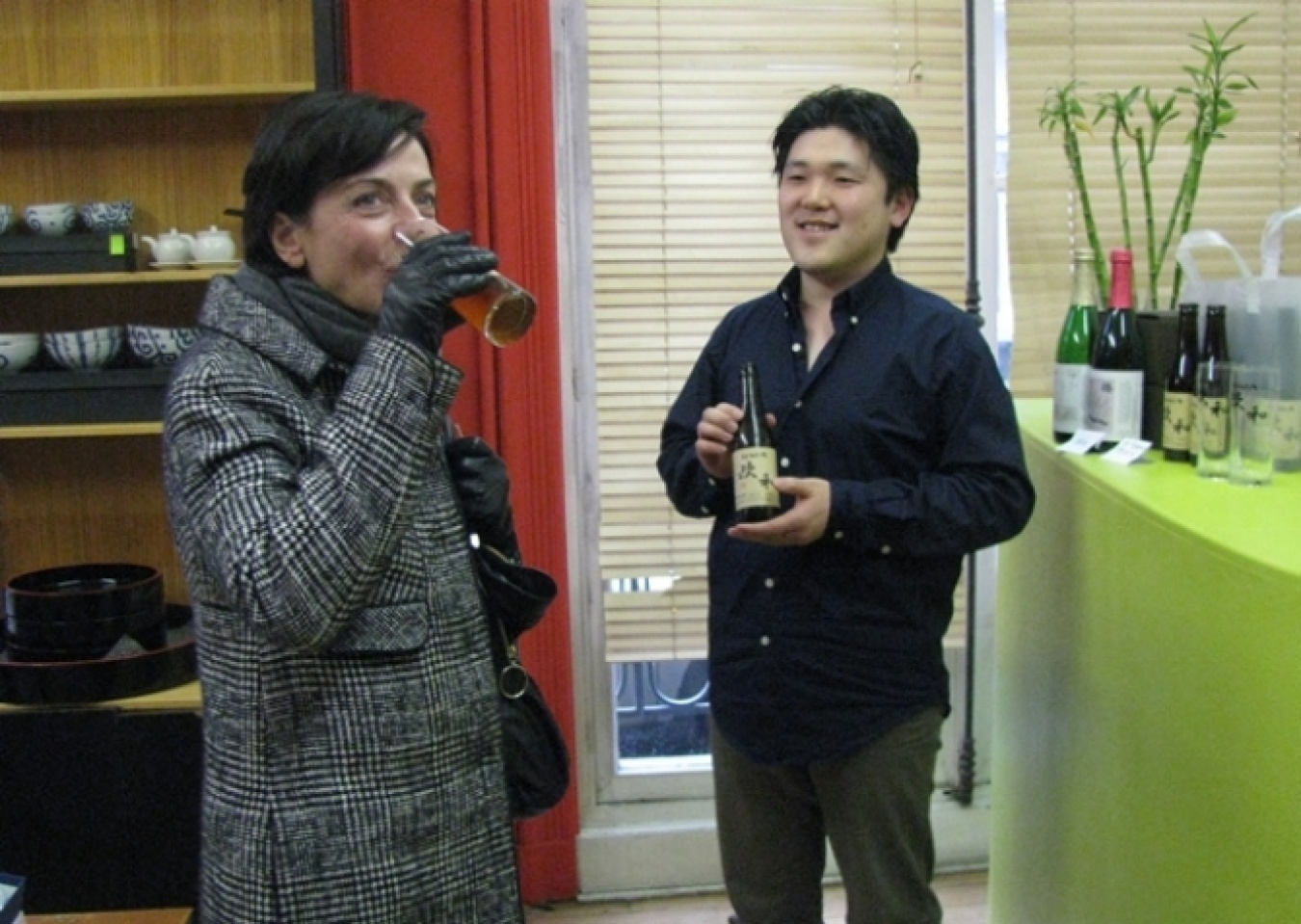 「欧和」の試飲販売を行う礼欧さん（右）。
