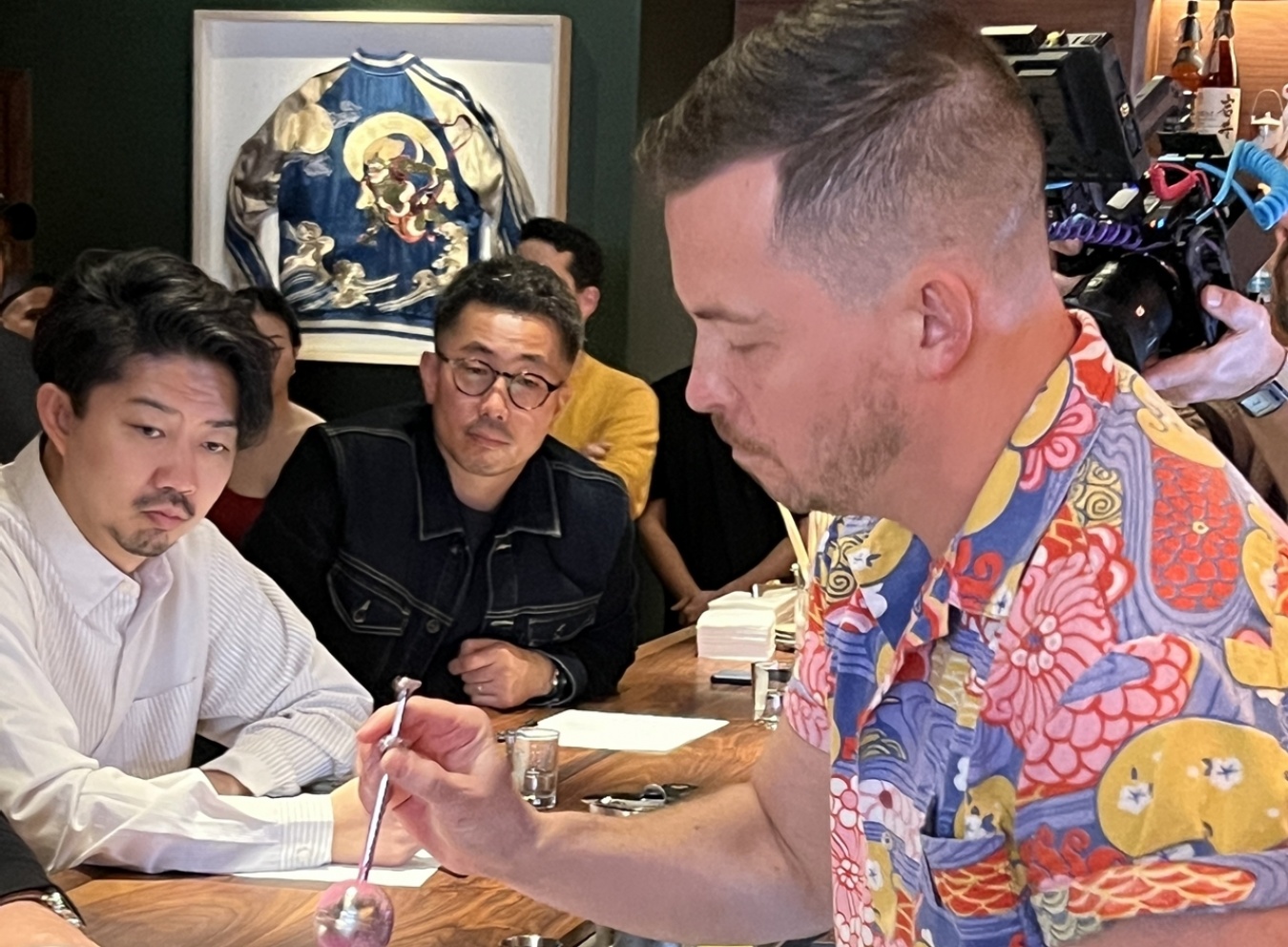 審査員の渡邊琢磨（左）さんと後藤健太さん（中）。