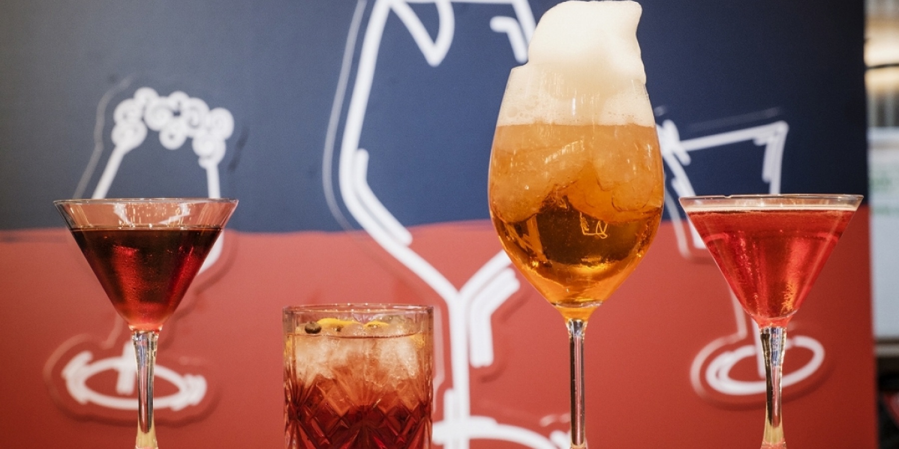 いま、ミラノのバールでは、
カフェ×カンパリがキテます！
