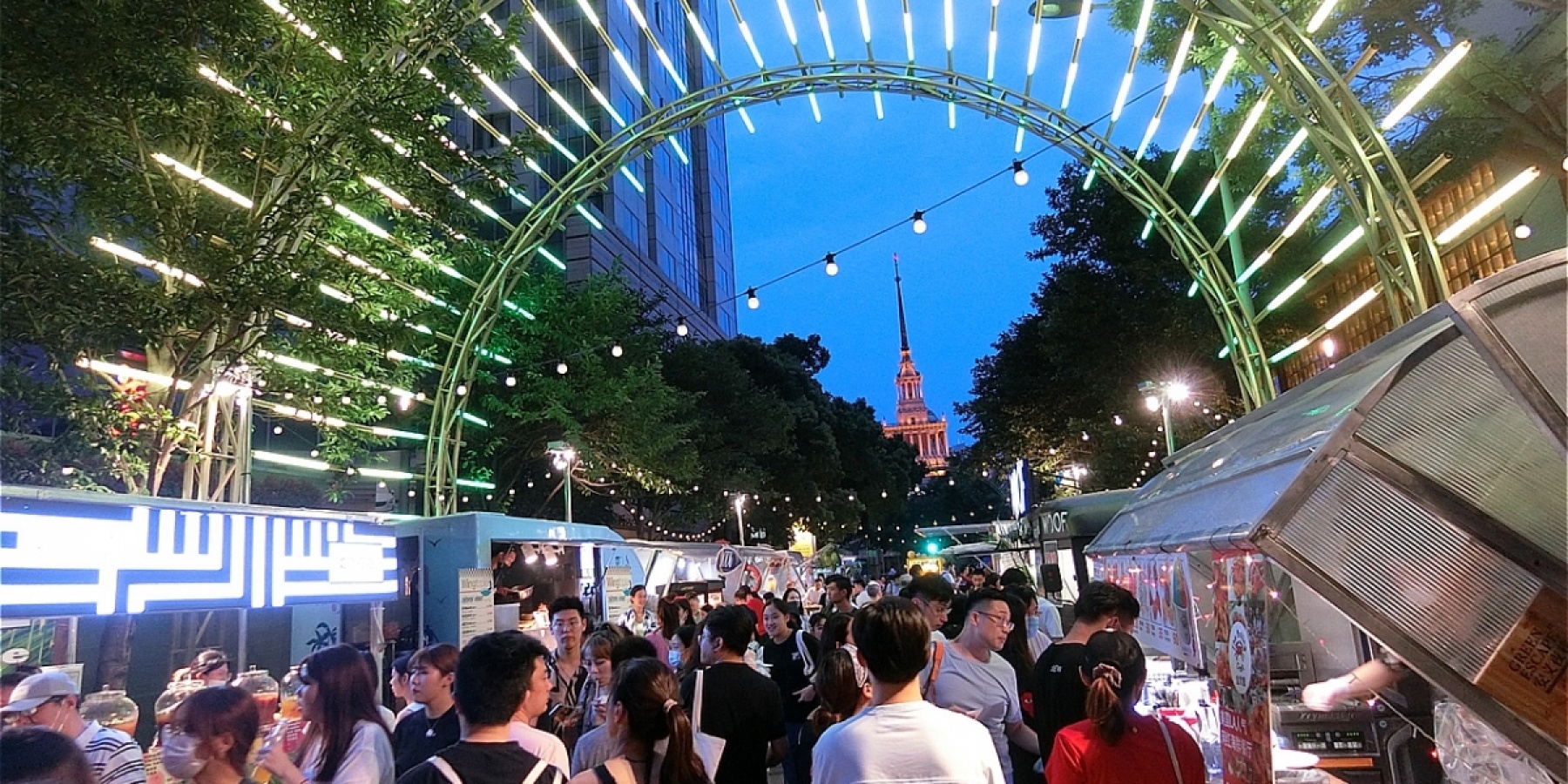 コロナ禍のバーはどんどん外へ！
上海のナイトマーケット「安義夜巷」。
