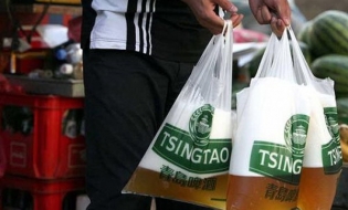 ビニール袋に液体が！？
中国の名物ビール事情。
