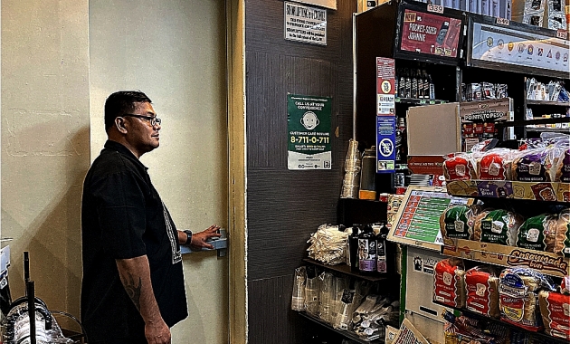 場所はマニラのセブンイレブン。
従業員用ドアの奥に潜む「Bank Bar」へ！
