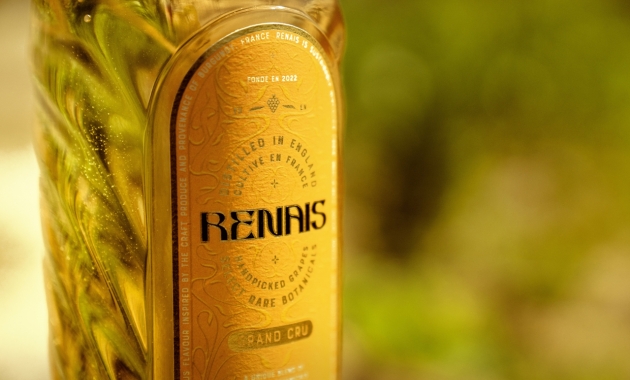 エマ・ワトソンのジン「ルネス（Renais）」。
弟で共同創業者のアレックスを訪ねて！
